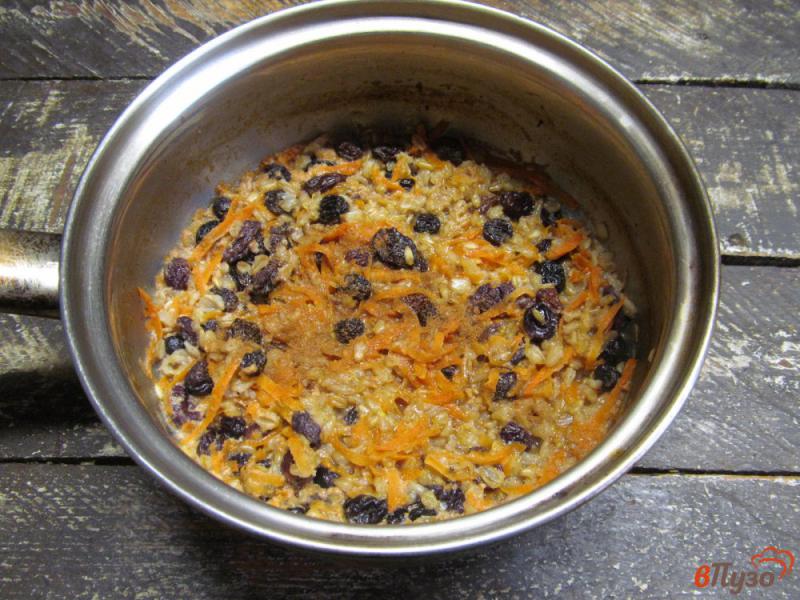 Фото приготовление рецепта: Овсяная каша с морковью и изюмом шаг №7