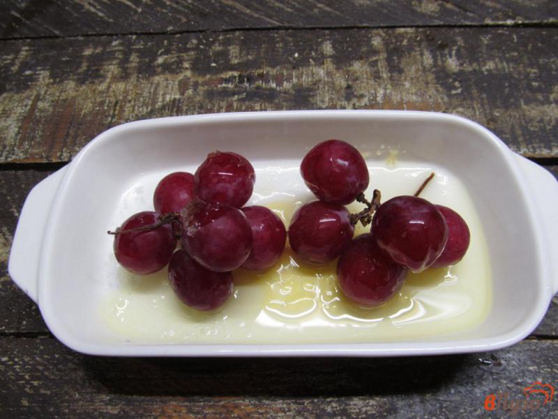 Фото приготовление рецепта: Печеный виноград с маскарпоне шаг №2