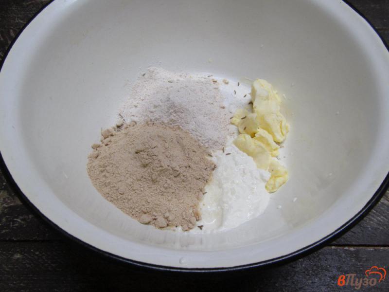 Фото приготовление рецепта: Гречнево-ржаные крекеры с творогом шаг №4