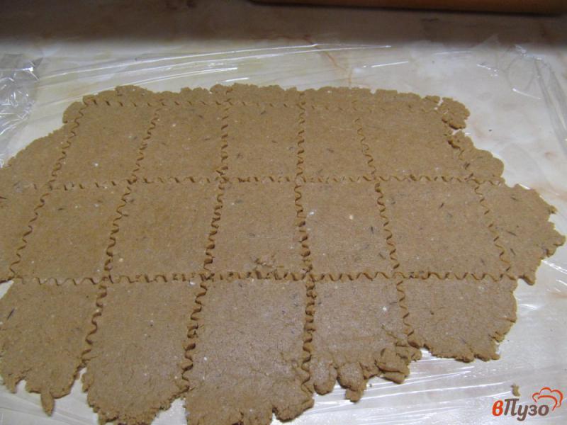 Фото приготовление рецепта: Гречнево-ржаные крекеры с творогом шаг №8
