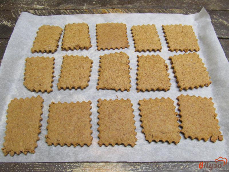 Фото приготовление рецепта: Гречнево-ржаные крекеры с творогом шаг №11