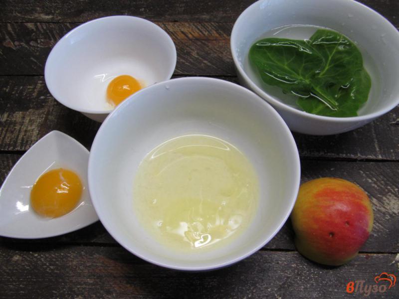 Фото приготовление рецепта: Запеченные яйца с салатом из шпината и яблока шаг №1