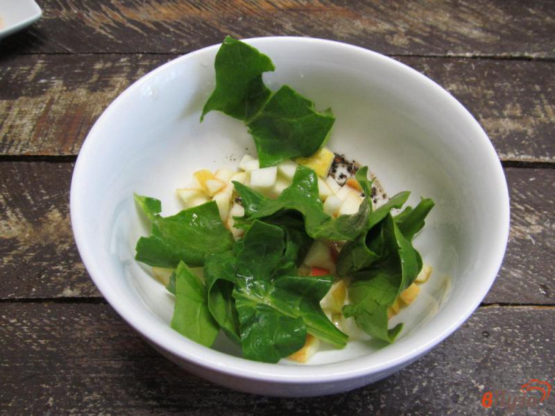 Фото приготовление рецепта: Запеченные яйца с салатом из шпината и яблока шаг №6