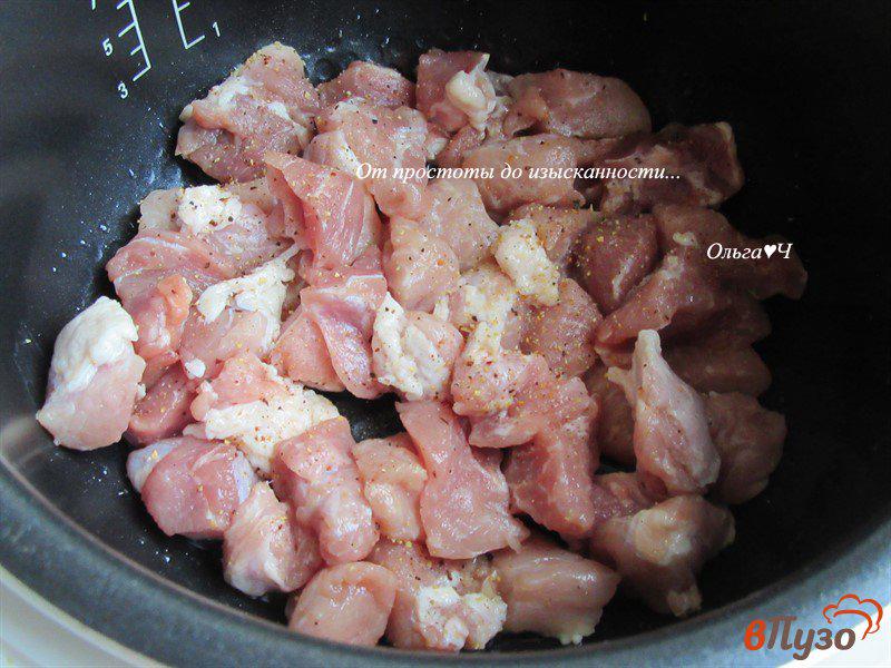 Фото приготовление рецепта: Плов со свининой, коричневым рисом и базиликом шаг №1