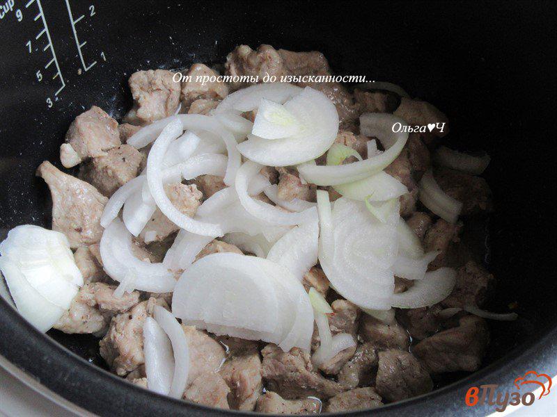 Фото приготовление рецепта: Плов со свининой, коричневым рисом и базиликом шаг №2