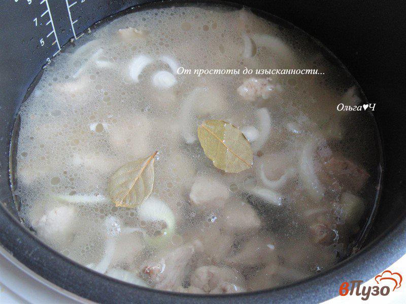 Фото приготовление рецепта: Плов со свининой, коричневым рисом и базиликом шаг №3