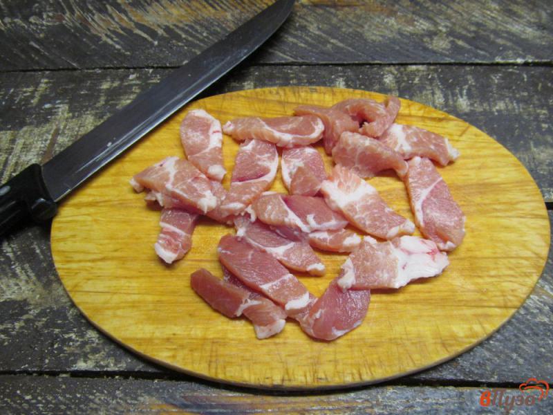 Фото приготовление рецепта: Свинина в соусе под корочкой сыра шаг №1