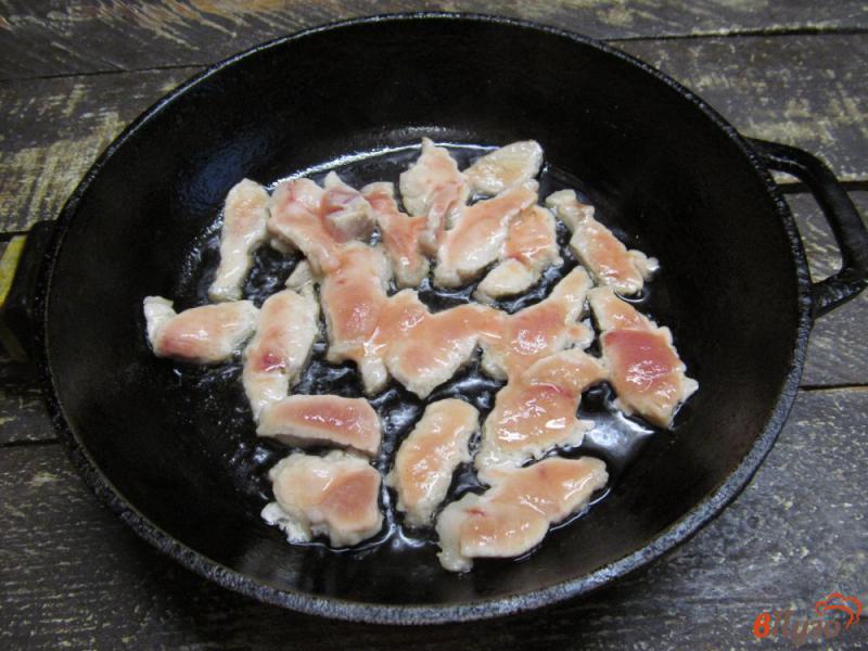 Фото приготовление рецепта: Свинина в соусе под корочкой сыра шаг №4