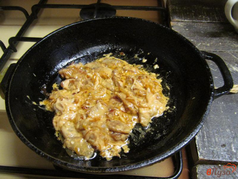 Фото приготовление рецепта: Свинина в соусе под корочкой сыра шаг №7