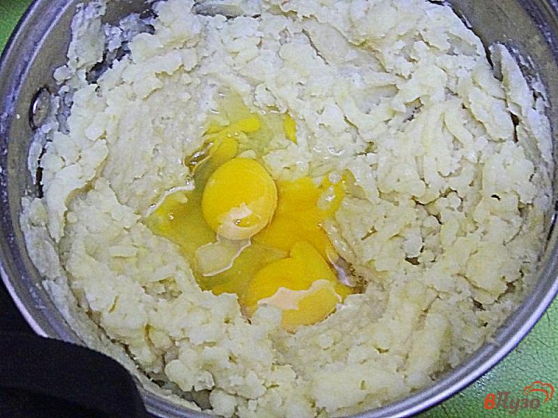 Фото приготовление рецепта: Зразы картофельные со свининой и сыром шаг №6