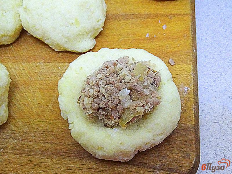 Фото приготовление рецепта: Зразы картофельные со свининой и сыром шаг №8
