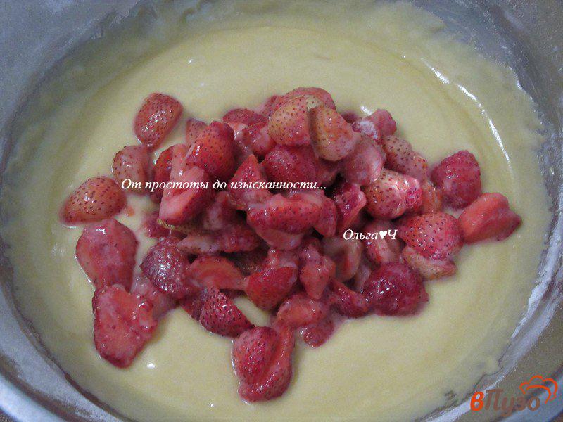 Фото приготовление рецепта: Йогуртовый пирог с клубникой шаг №3