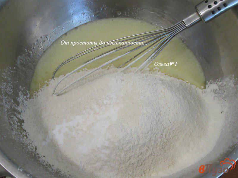 Фото приготовление рецепта: Йогуртовый пирог с клубникой шаг №2