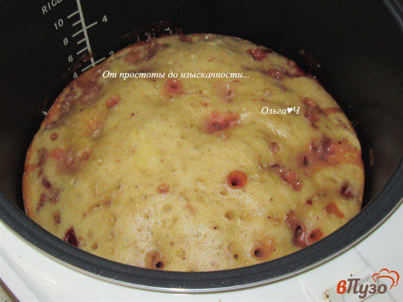 Фото приготовление рецепта: Йогуртовый пирог с клубникой шаг №5