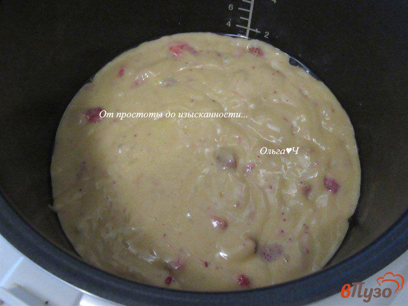 Фото приготовление рецепта: Йогуртовый пирог с клубникой шаг №4