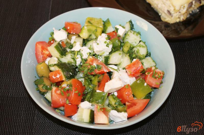 Фото приготовление рецепта: Овощной салат с оливками и сыром шаг №6