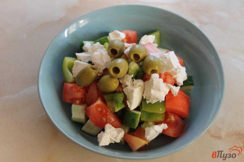 Фото приготовление рецепта: Овощной салат с оливками и сыром шаг №4