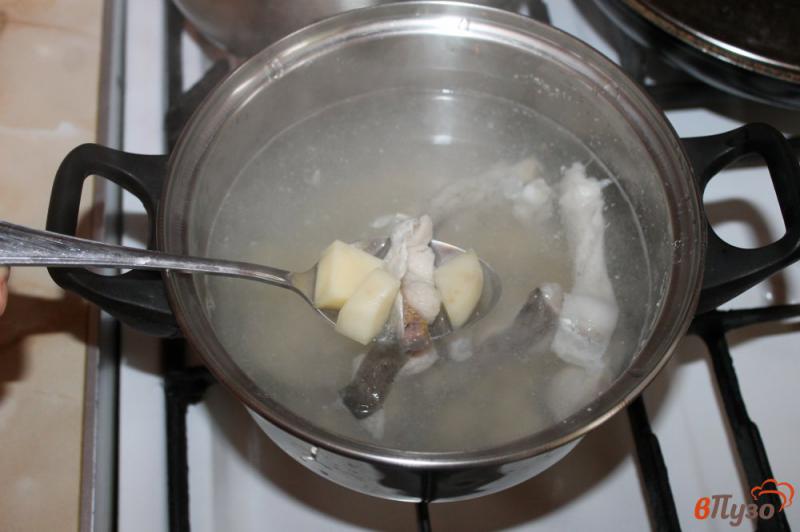 Фото приготовление рецепта: Диетический рыбный суп шаг №4