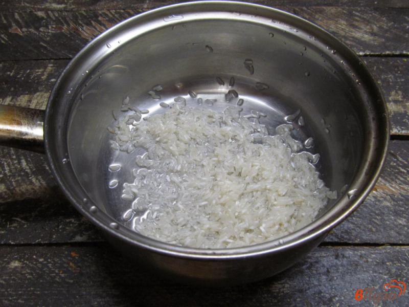 Фото приготовление рецепта: Рисовая каша с кокосовой стружкой и сухофруктами шаг №1