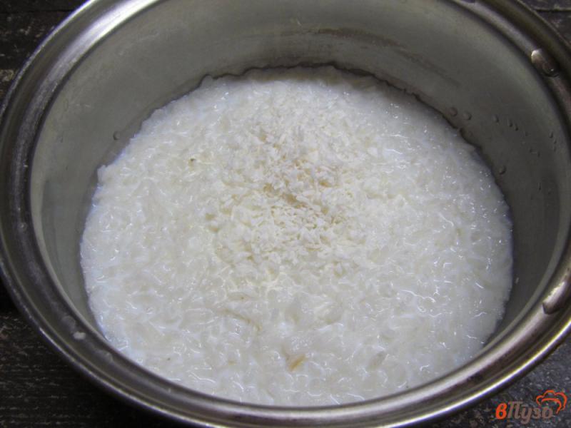 Фото приготовление рецепта: Рисовая каша с кокосовой стружкой и сухофруктами шаг №3