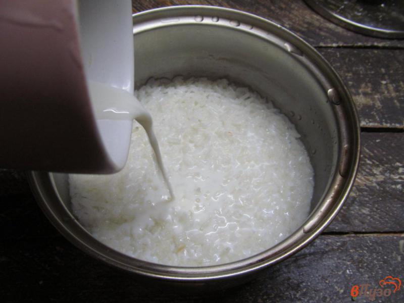 Фото приготовление рецепта: Рисовая каша с кокосовой стружкой и сухофруктами шаг №2