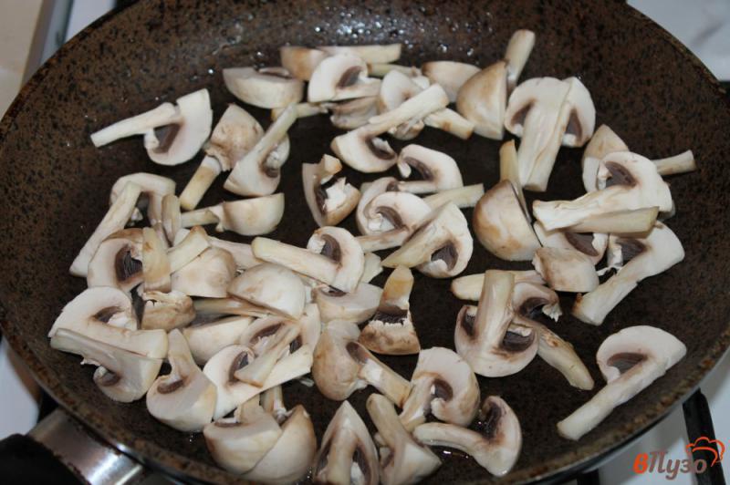 Фото приготовление рецепта: Салат из куриной печени с грибами и сыром шаг №1
