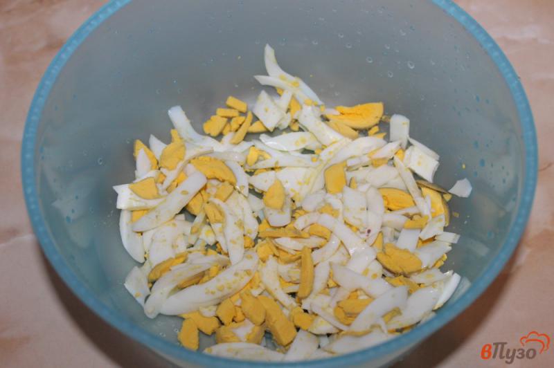 Фото приготовление рецепта: Салат из куриной печени с грибами и сыром шаг №2