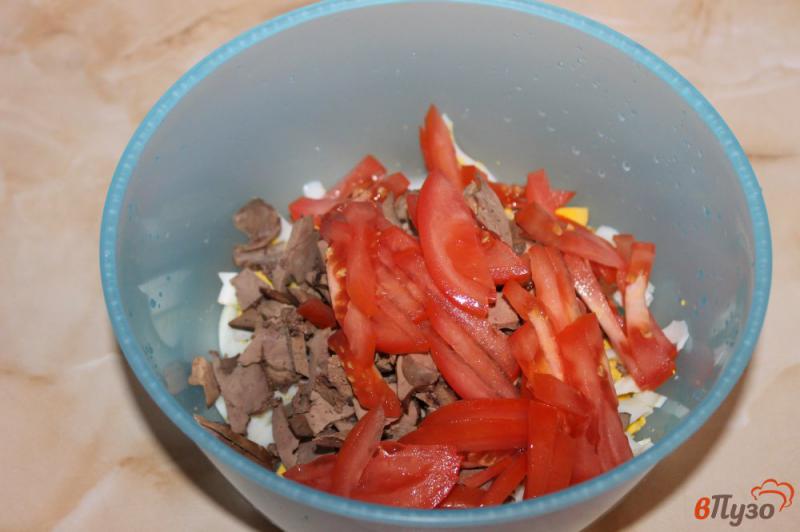 Фото приготовление рецепта: Салат из куриной печени с грибами и сыром шаг №4
