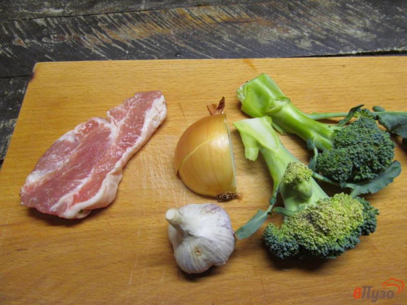 Фото приготовление рецепта: Свинина с брокколи под соевым соусом шаг №1