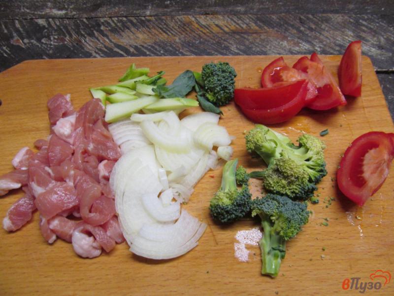 Фото приготовление рецепта: Свинина с брокколи под соевым соусом шаг №2