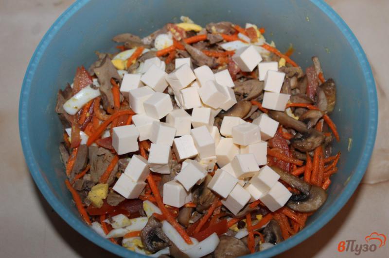 Фото приготовление рецепта: Салат из куриной печени с грибами и сыром шаг №7
