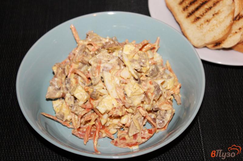 Фото приготовление рецепта: Салат из куриной печени с грибами и сыром шаг №8