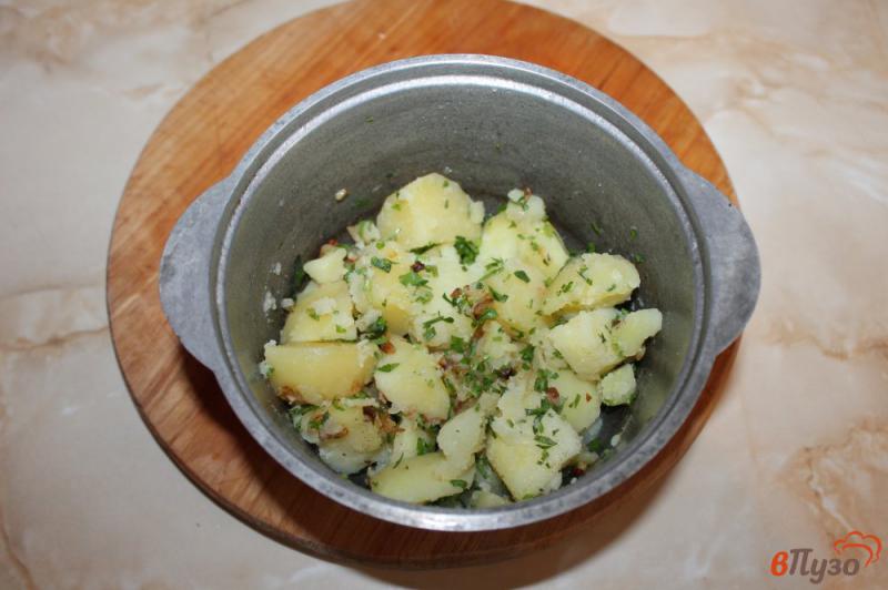 Фото приготовление рецепта: Отварной картофель с жареным луком и чесноком шаг №5