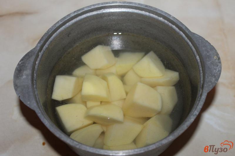 Фото приготовление рецепта: Отварной картофель с жареным луком и чесноком шаг №2
