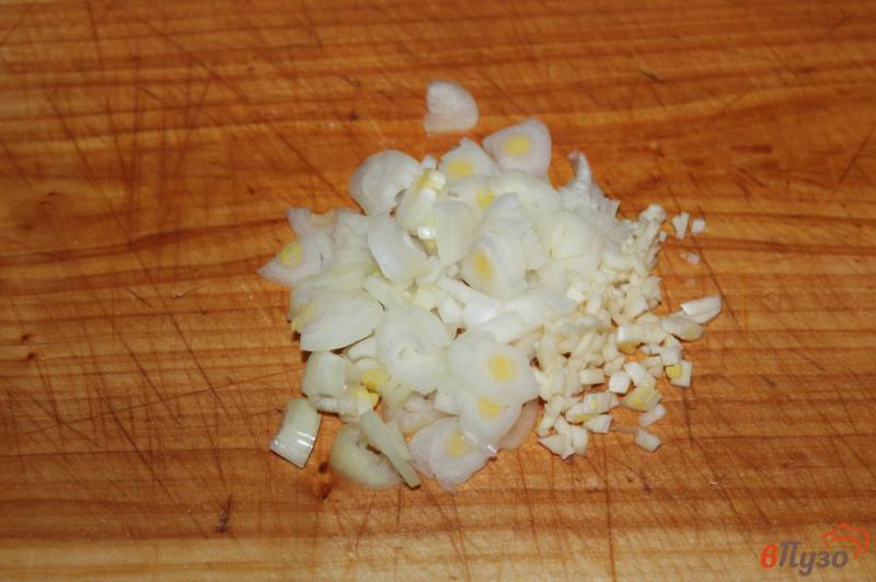 Фото приготовление рецепта: Отварной картофель с жареным луком и чесноком шаг №3