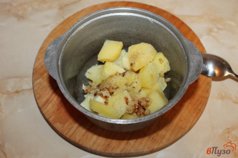 Фото приготовление рецепта: Отварной картофель с жареным луком и чесноком шаг №4