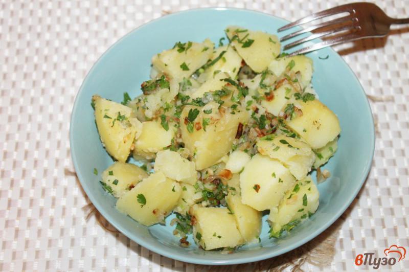 Фото приготовление рецепта: Отварной картофель с жареным луком и чесноком шаг №6