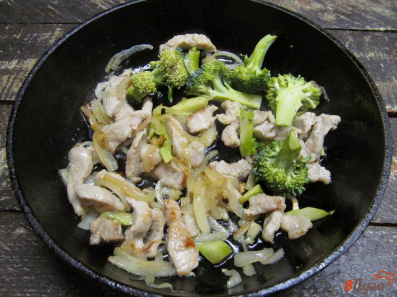 Фото приготовление рецепта: Свинина с брокколи под соевым соусом шаг №6