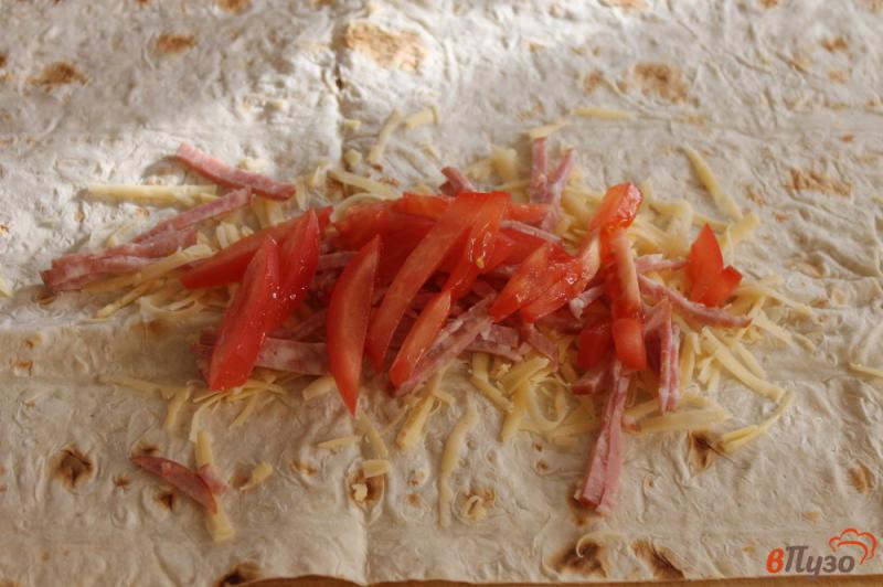 Фото приготовление рецепта: Лаваш с сыром, помидорами и копченой колбасой на завтрак шаг №3