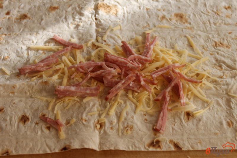 Фото приготовление рецепта: Лаваш с сыром, помидорами и копченой колбасой на завтрак шаг №2