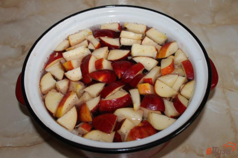 Фото приготовление рецепта: Компот из клубничного пюре, яблок и алычи шаг №4