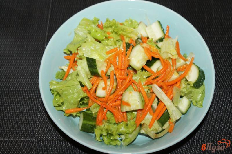 Фото приготовление рецепта: Салат из моркови и огурца шаг №4