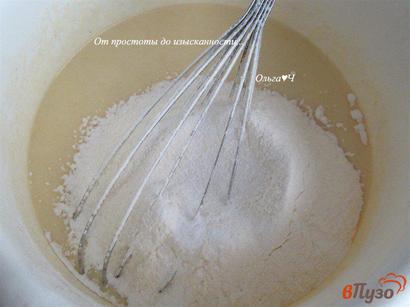 Фото приготовление рецепта: Йогуртовый манник с вишней шаг №4