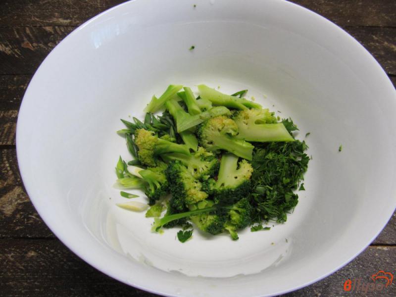 Фото приготовление рецепта: Салат из помидора с капустой брокколи шаг №5