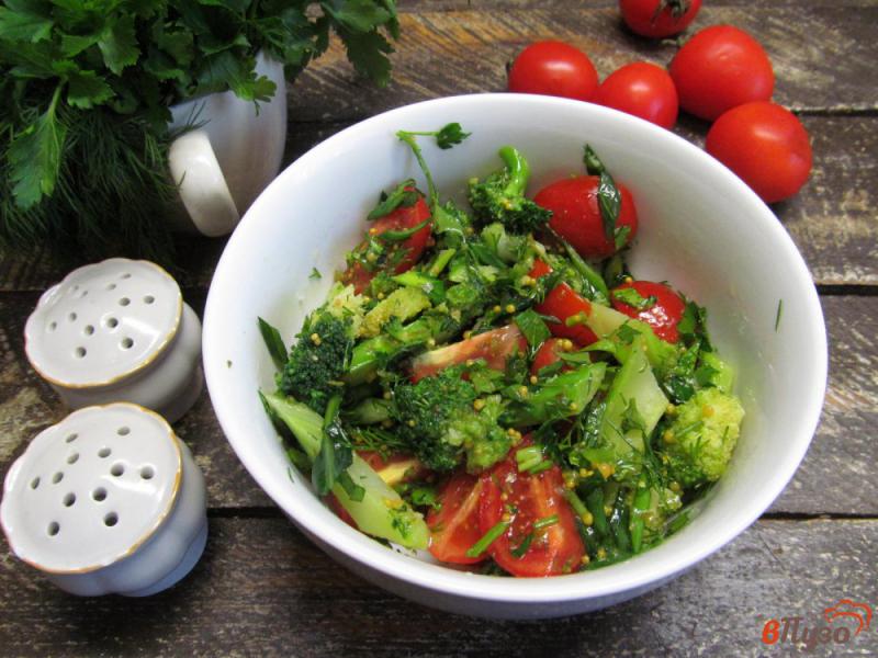 Фото приготовление рецепта: Салат из помидора с капустой брокколи шаг №7
