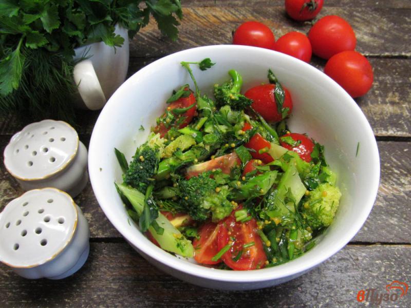 Фото приготовление рецепта: Салат из помидора с капустой брокколи шаг №8