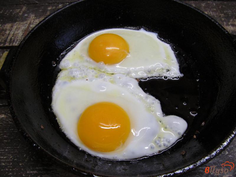 Фото приготовление рецепта: Бутерброды из поленты с яйцом и бужениной шаг №5