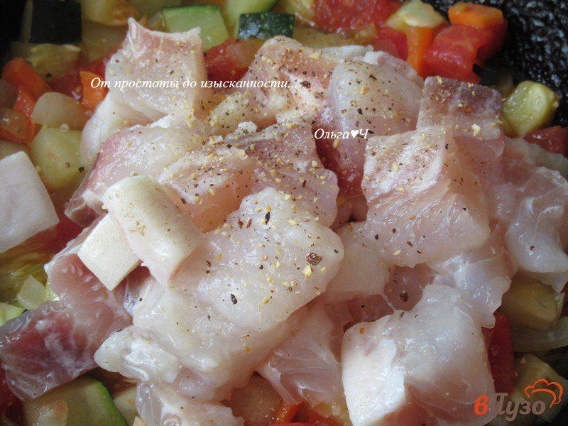 Фото приготовление рецепта: Овощное рагу с морским языком и базиликом шаг №3