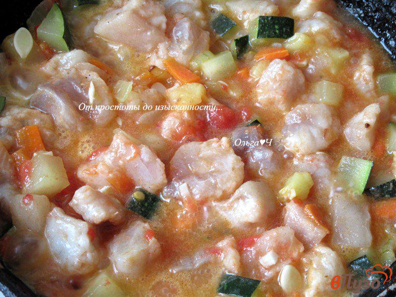 Фото приготовление рецепта: Овощное рагу с морским языком и базиликом шаг №4