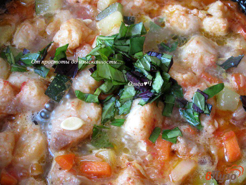 Фото приготовление рецепта: Овощное рагу с морским языком и базиликом шаг №5